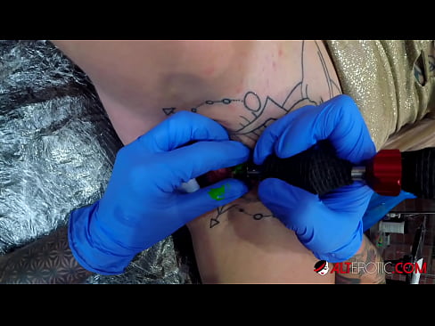 ❤️ Äärimmäisen tatuoitu hottie Sully Savage sai tatuoinnin klitorikseen Porno at us fi.xxxdesichudai.ru